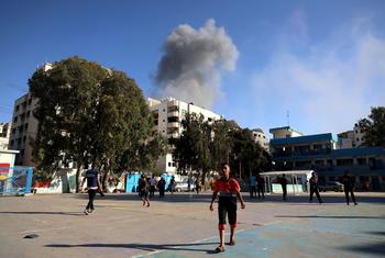 巴勒斯坦被占领土加沙地带，孩子们踢足球，附近发生了爆炸。