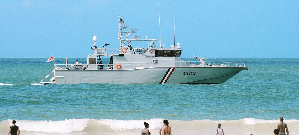 Un barco de la Guardia Costera de Trinidad y Tobago pasa frente a la Bahía de Maracas, en Trinidad y Tobago.