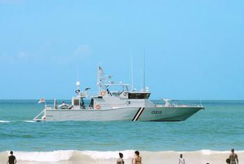 特立尼达和多巴哥海岸警卫队的一艘船经过马拉卡斯湾。