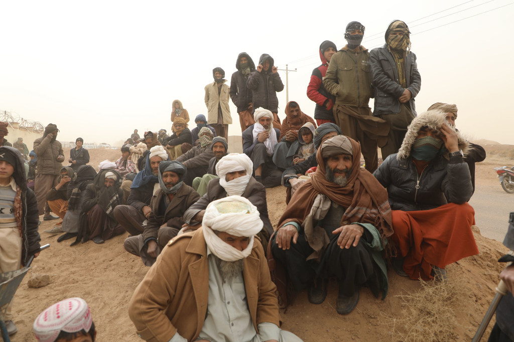 Des Afghans attendant une distribution de nourriture dans la province d'Hérat, en Afghanistan.