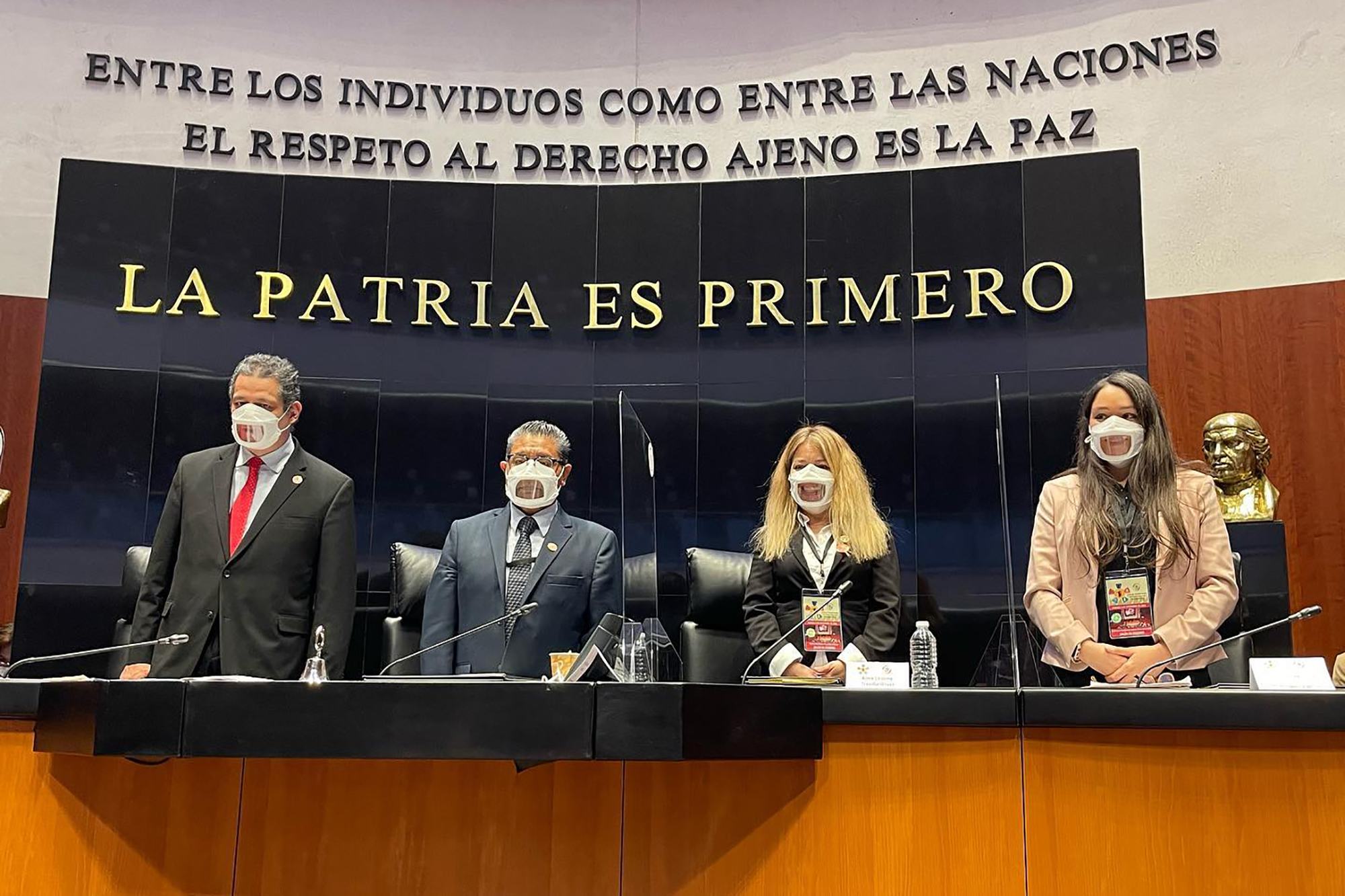 Adriana Gutiérrez Cirlos (derecha) asiste al primer parlamento de personas con discapacidad en el Senado de la República, en Ciudad de México el 3 de diciembre de 2021. Adriana viven con una discapacidad auditiva.