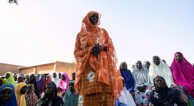 نساء ينظمن حملة ضد زواج الأطفال في إحدى القرى الواقعة جنوب وسط النيجر.