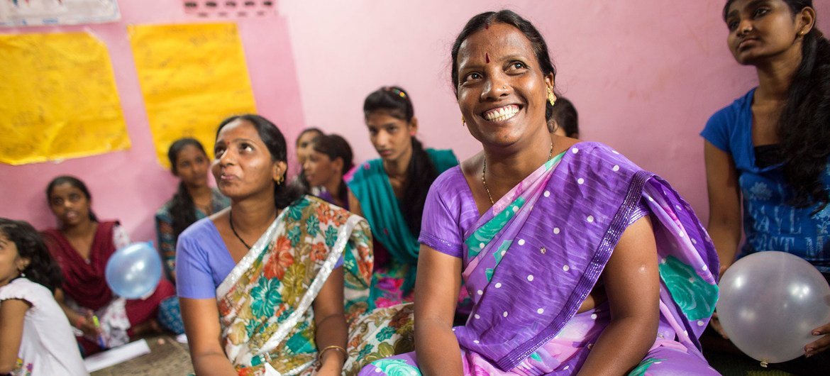भारत में अपना व्यवसाय स्थापित करने के लिये महिलाएँ, कौशल व ज्ञान विकसित करने के  लिये ट्रेनिंग ले रही हैं.