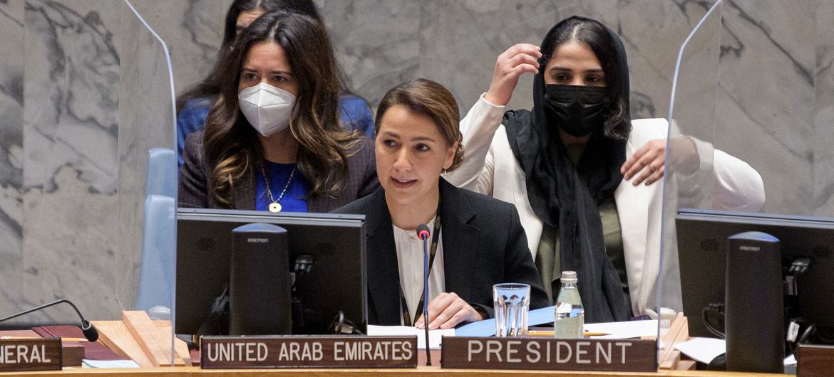Birleşik Arap Emirlikleri İklim Değişikliği ve Çevre Bakanı ve Mart ayı Güvenlik Konseyi Başkanı Mariam Al Mheiri, kadınlar, barış ve güvenlik konulu bir toplantıya başkanlık ediyor.