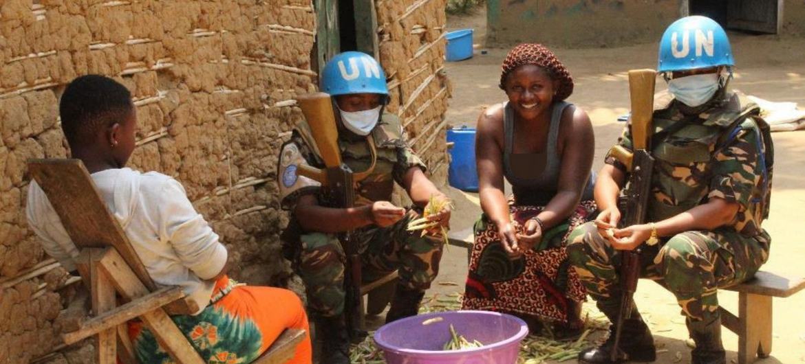 Des soldats de la paix tanzaniens servant dans le cadre de la Mission des Nations Unies pour la stabilisation en République démocratique du Congo (MONUSCO) rencontrent des femmes de la communauté locale.