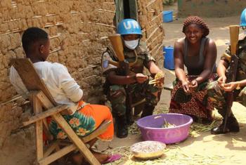 Des soldats de la paix tanzaniens servant dans le cadre de la Mission des Nations Unies pour la stabilisation en République démocratique du Congo (MONUSCO) rencontrent des femmes de la communauté locale.