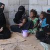 تجلس أنجلينا جولي مع نساء وأطفال يمنيين نازحين في مخيم مؤقت بمحافظة لحج.