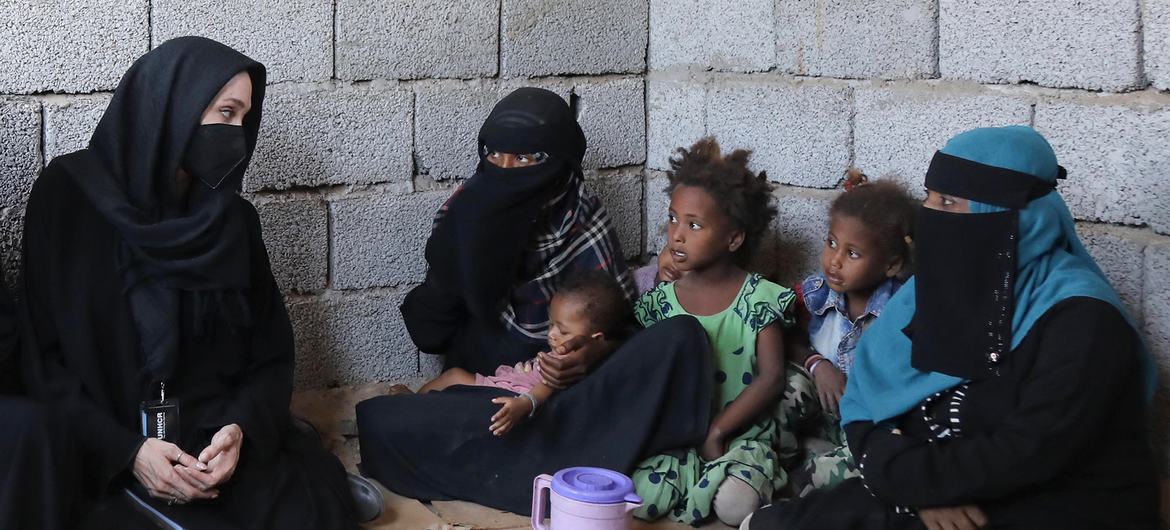 La enviada especial de ACNUR, Angelina Jolie, visitando a familias desplazadas en Lahj, Yemen.