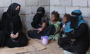 المبعوثة الخاصة لمفوضية اللاجئين، أنجلينا جولي/ تزور العائلات النازحة في لحج، اليمن.