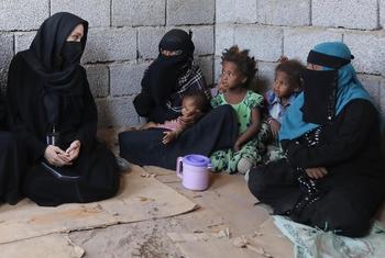 المبعوثة الخاصة لمفوضية اللاجئين، أنجلينا جولي/ تزور العائلات النازحة في لحج، اليمن.