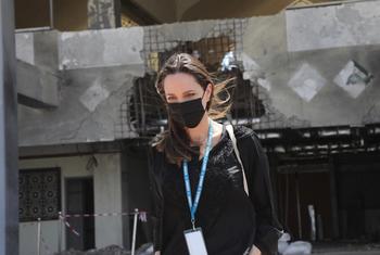 La enviada especial de ACNUR, Angelina Jolie, visitando a familias desplazadas en Adén (Yemen).