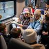 Famílias da Ucrânia em trem que segue para a Polônia 