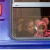 El 5 de marzo de 2022, una niña mira por la ventana mientras espera dentro de un tren de evacuación hacia Przemysl, en Polonia, en la estación de tren de Lviv, al oeste de Ucrania.