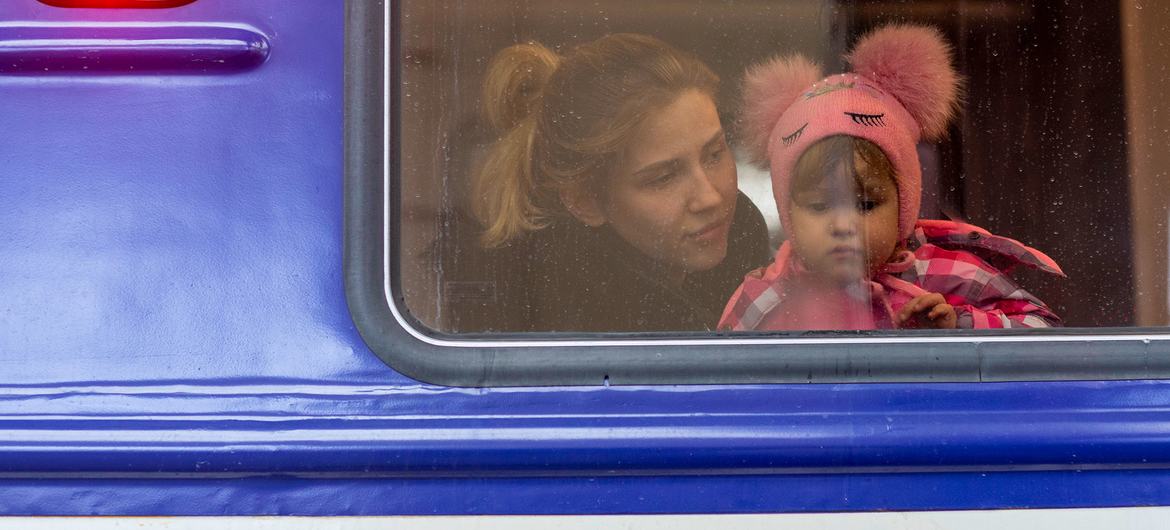 El 5 de marzo de 2022, una niña mira por la ventana mientras espera dentro de un tren de evacuación hacia Przemysl, en Polonia, en la estación de tren de Lviv, al oeste de Ucrania.