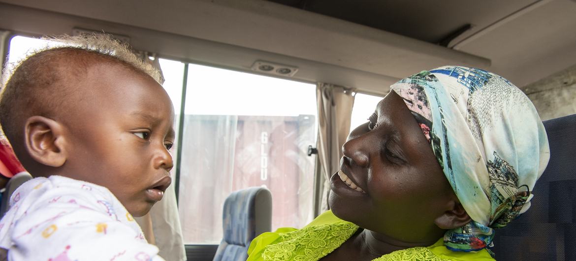 Nyiransabimana Pelagie dans le bus avec son bébé Ndagijimana Emmanuel.
