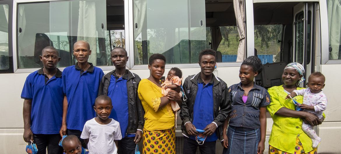 11 ressortissants rwandais, dont 4 ex-combattants, et les personnes à leur charge au camp de transit de Munigi à Goma, en RDC, posant pour une photo de groupe avant leur départ pour le Rwanda le 24 février 2022.