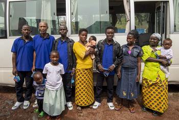 11 ressortissants rwandais, dont 4 ex-combattants, et les personnes à leur charge au camp de transit de Munigi à Goma, en RDC, posant pour une photo de groupe avant leur départ pour le Rwanda le 24 février 2022.