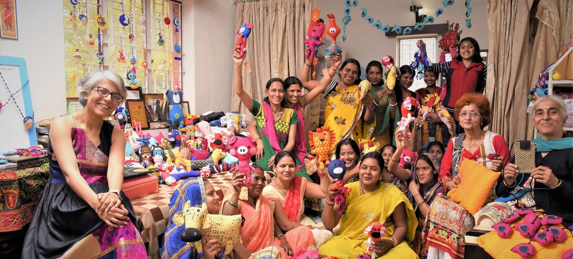 दीपा, भारत की राजधानी दिल्ली में फ़ैशन से जुड़ा एक स्टोर चलाती हैं, जहाँ  शहर की मलिन बस्तियों में रहने वाली महिलाओं व शरणार्थी महिलाओं को सिलाई-बुनाई-कढ़ाई का प्रशिक्षण देकर, घर पर ही काम दिया जाता है.