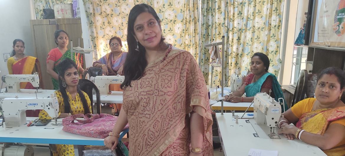 सुजाता का उद्यम पूरी तरह महिलाएँ संचालित करती हैं और उनका उद्यम, कपड़ा उद्योग से प्रदूषण से निपटने के अलावा ग्रामीण महिलाओं के सशक्तिकरण में भी अहम भूमिका निभा रहा है.