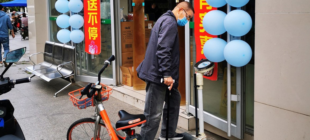 أحد سكان ووهان في الصين يزن نفسه في أبريل/نيسان، بعد انتهاء الإغلاق الذي فرضته الصين على المدينة استمر 76 يوما. 