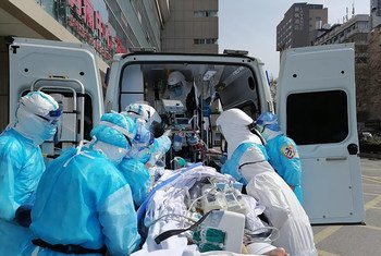 Paciente de Covid-19 sendo socorrido Wuhan, na China, em abril de 2020