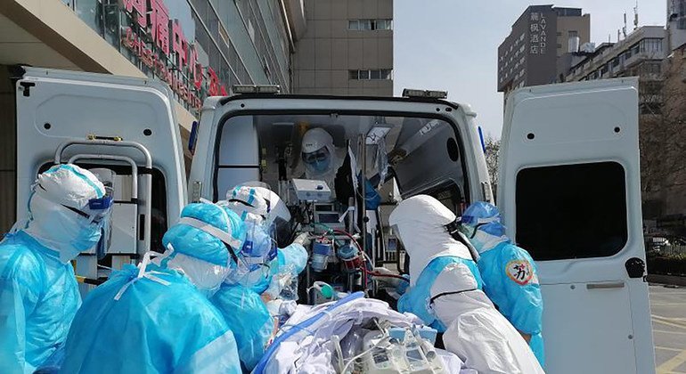 وحدات العناية المركزة تقدم الإسعاف لأحد المرضى بكوفيد-19 في ووهان بالصين (نيسان/ابريل 2020).