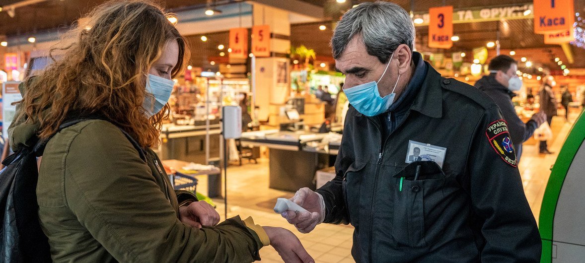 यूक्रेन की राजधानी किएव में दुकानों में प्रवेश से पहले ग्राहकों के तापमान की जाँच की जा रही है. 