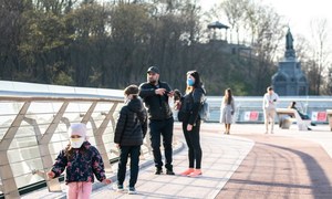 Семейная прогулка по недавно построенному Пешеходному мосту. С 6 апреля на улице разрешено пребывать максимум вдвоем.