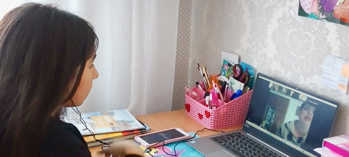 После закрытия школ дети учатся дома по интернету