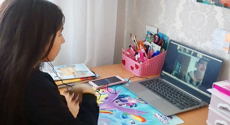 После закрытия школ дети учатся дома по интернету