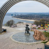 От Арки дружбы народов открывается панорама на Днепр и Подол, исторический центр Киева.