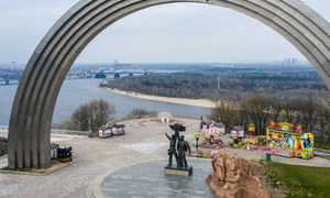 От Арки дружбы народов открывается отличная панорама на Днепр и Подол, исторический центр Киева.