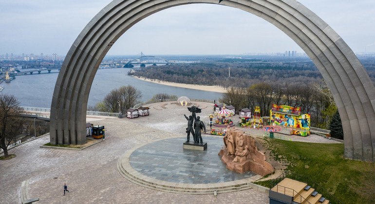 От Арки дружбы народов открывается отличная панорама на Днепр и Подол, исторический центр Киева.