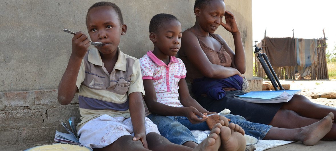 أم تدرس أطفالها في المنزل في مقاطعة شامفا في زيمبابوي، خلال انتشار فيروس كورونا.