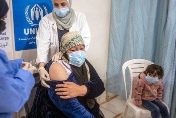 一位叙利亚难民在约旦接种由“新冠疫苗获取机制”所提供的新冠疫苗。
