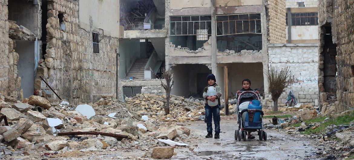 在叙利亚的阿勒颇东部，两个男孩正为家人取水。（资料图片）