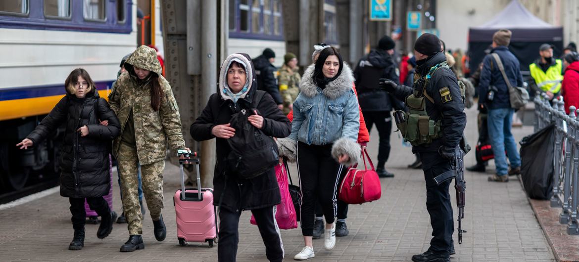 Des personnes en Ukraine sont évacuées par train vers la Pologne