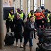 Pessoas na Ucrânia embarcam em trens de evacuação para a Polônia
