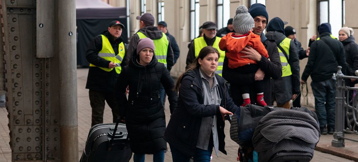 Los ucranianos suben a los trenes de evacuación hacia Polonia.