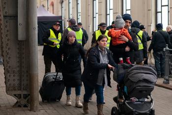 Pessoas na Ucrânia embarcam em trens de evacuação para a Polônia