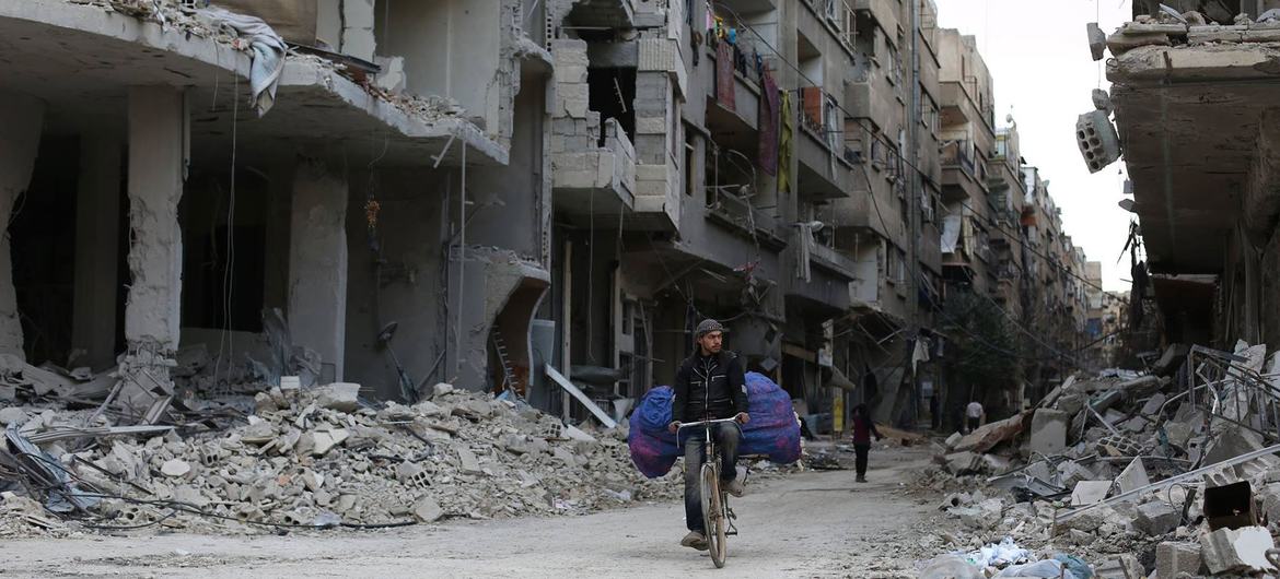 Vernietigde geboue in Harasta, Oos-Ghouta, Sirië. (lêer)