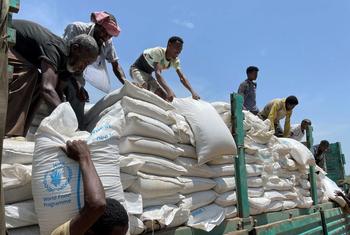 قوافل برنامج الأغذية العالمي محملة بالمساعدات تقف على أهبة الاستعداد لتوصيلها إلى المجتمعات المحلية في تيغراي وأفار في إثيوبيا