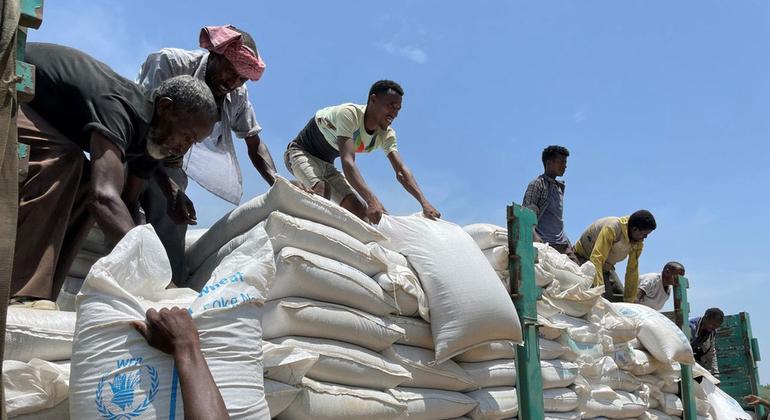 قوافل برنامج الأغذية العالمي محملة بالمساعدات تقف على أهبة الاستعداد لتوصيلها إلى المجتمعات المحلية في تيغراي وأفار في إثيوبيا