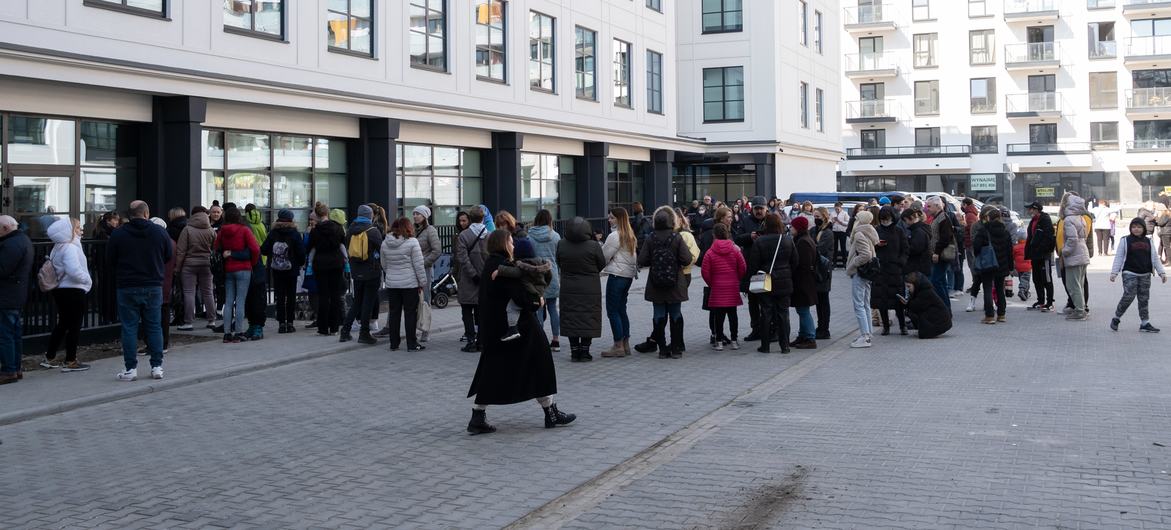 پناهندگان از اوکراین منتظر ثبت نام برای کمک نقدی در ورشو، لهستان هستند.