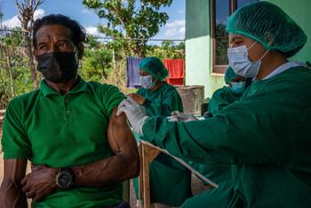 इंडोनेशिया के एक इलाक़े में, निवासी, कोविड-19 का मुक़ाबला करने वाली वैक्सीन लगवाते हुए.