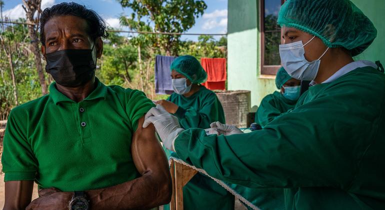 Na Indonésia, residentes recebem vacinas Covid-19 doadas pelas instalações da Covax