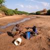 Un hombre y su hijo colectan agua del río Dollow, casi seco por la falta de lluvias, en Somalia.