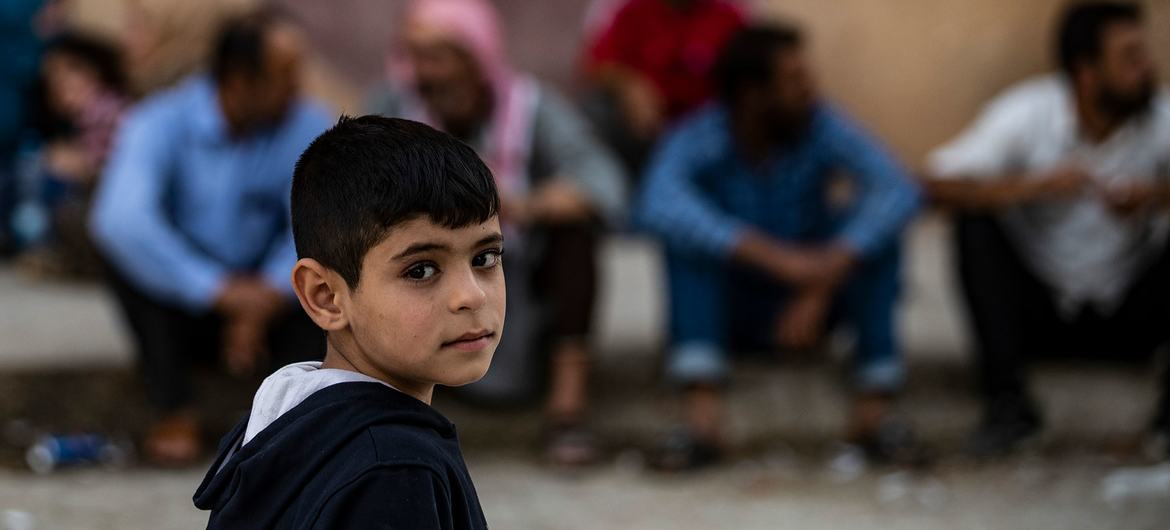 Niño desplazado en Tal Tamer, al noreste de Siria.