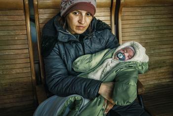 为了逃离乌克兰的冲突，柳芭带着两个月大的孩子坐在乌日霍罗德的一个火车站。