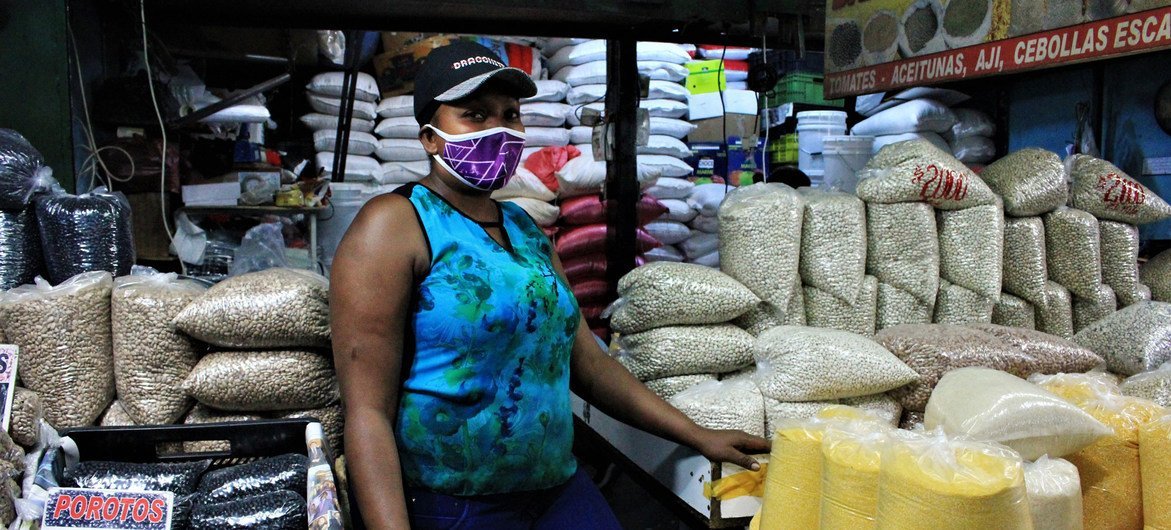 Él mercado de Lo Valledor en Chile continúa suministrando alimentos al público durante la pandemia de COVID-19 con todas las medidas de protección. La situación actual del coronavirus en América Central y del Sur es la “más compleja”.